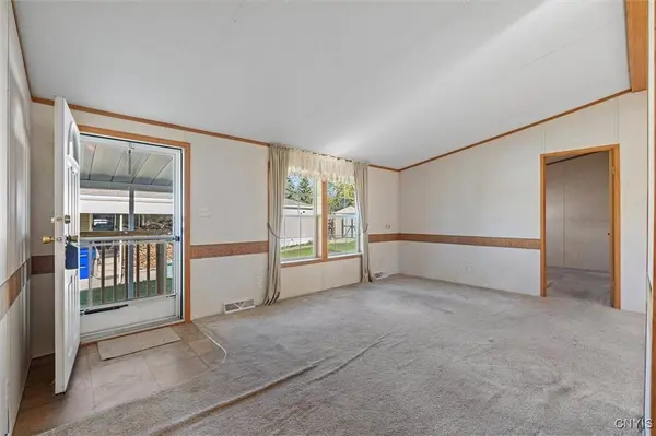 423 Mountain Ash Dr, Canandaigua, NY 14424