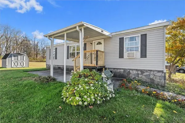 423 Mountain Ash Dr, Canandaigua, NY 14424