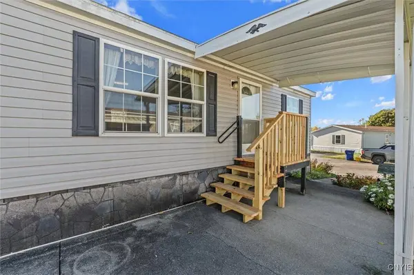 423 Mountain Ash Dr, Canandaigua, NY 14424