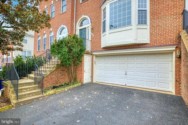 5742 GOVERNORS POND CIR, Alexandria, VA 22310