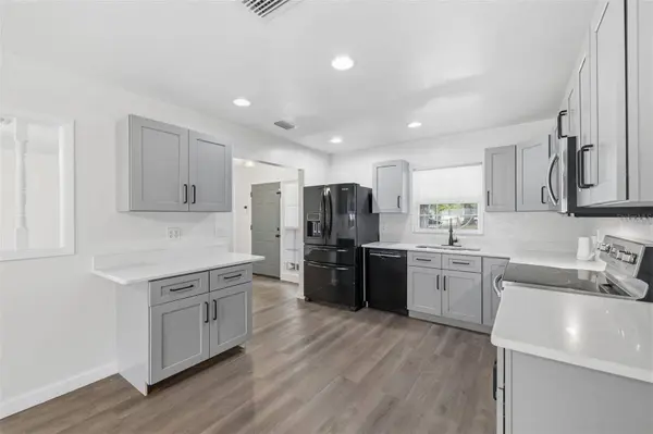 8522 CALADESI ISLAND DR, Temple Terrace, FL 33637