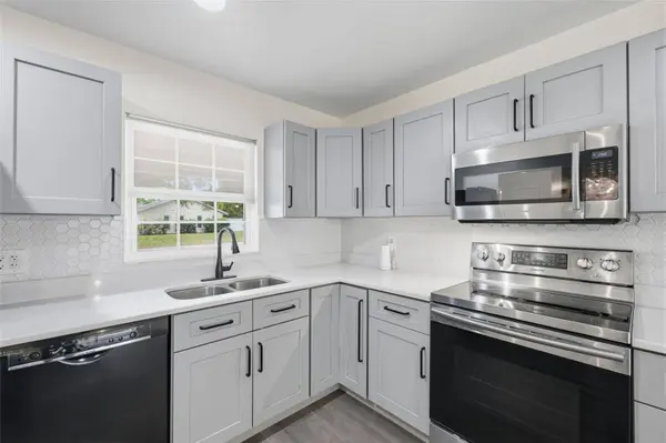 8522 CALADESI ISLAND DR, Temple Terrace, FL 33637