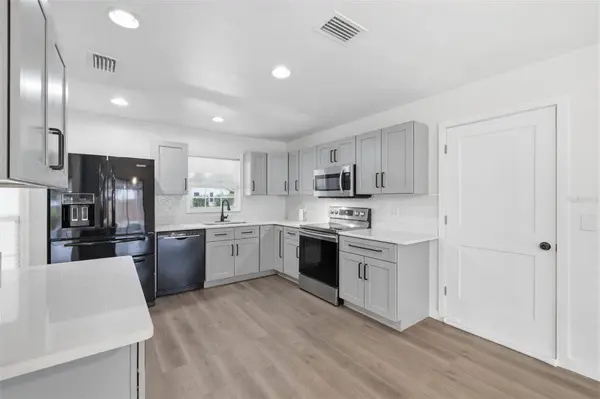 8522 CALADESI ISLAND DR, Temple Terrace, FL 33637