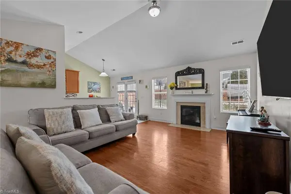 2537 MaCleod ST, Burlington, NC 27217