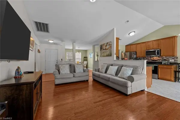2537 MaCleod ST, Burlington, NC 27217