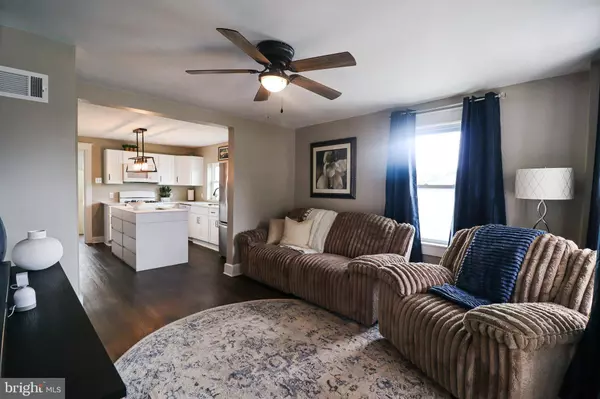 2219 SUNSET LN, York, PA 17408