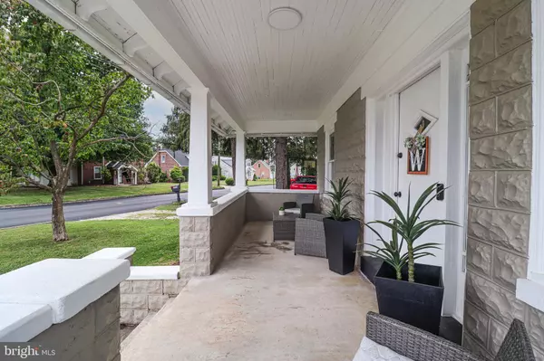 2219 SUNSET LN, York, PA 17408