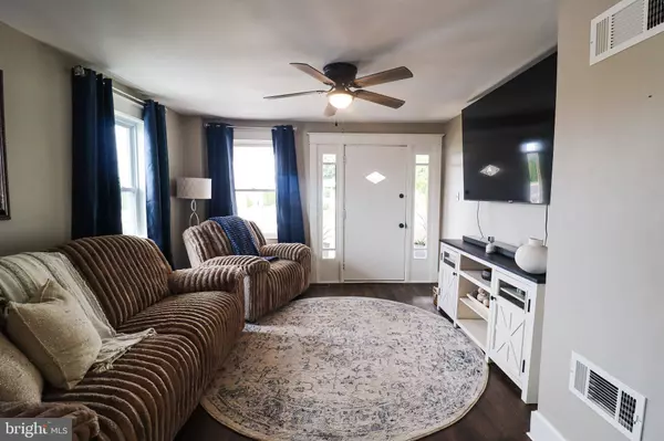 2219 SUNSET LN, York, PA 17408