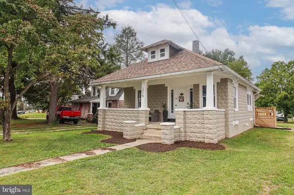 2219 SUNSET LN, York, PA 17408