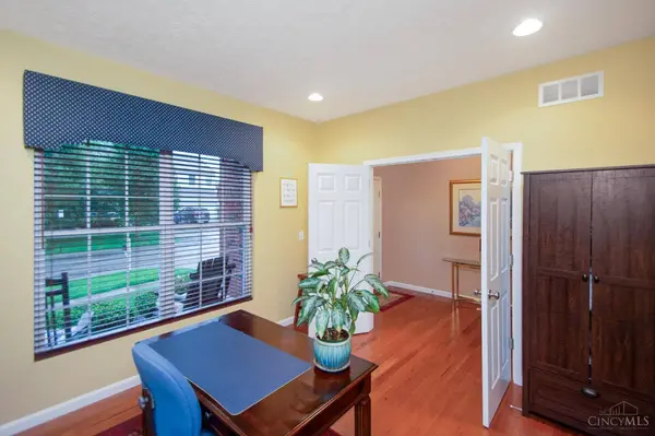 320 Huntington Dr, Hamilton Twp, OH 45039
