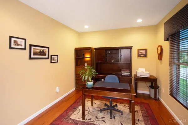 320 Huntington Dr, Hamilton Twp, OH 45039