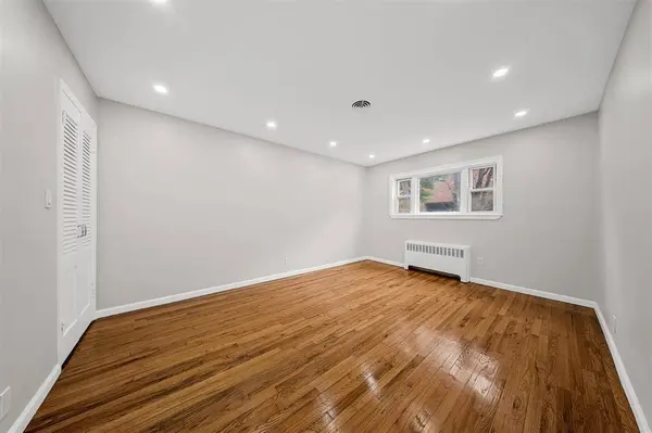 54 COLLEGE ST, Jc West Bergen, NJ 07305