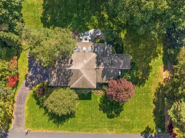 7 Saddle Brook Dr, Ho-ho-kus, NJ 07423-1315