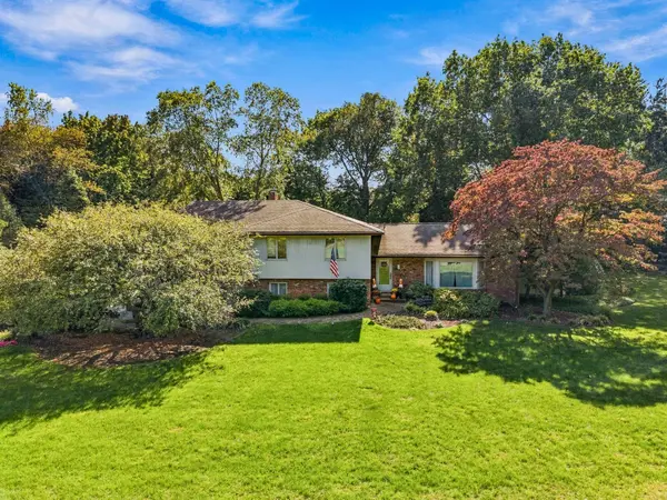 7 Saddle Brook Dr, Ho-ho-kus, NJ 07423-1315