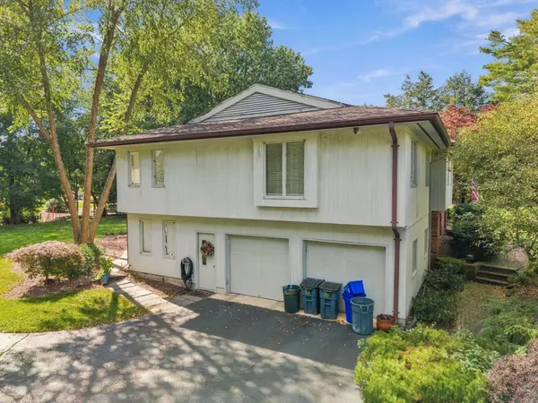 7 Saddle Brook Dr, Ho-ho-kus, NJ 07423-1315