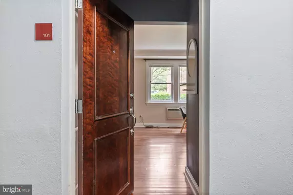 906 S WASHINGTON ST #101, Alexandria, VA 22314