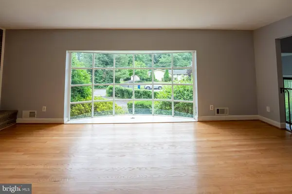 6438 WOODVILLE DR, Falls Church, VA 22044