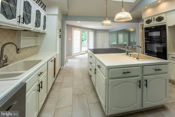 6438 WOODVILLE DR, Falls Church, VA 22044