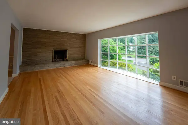 6438 WOODVILLE DR, Falls Church, VA 22044