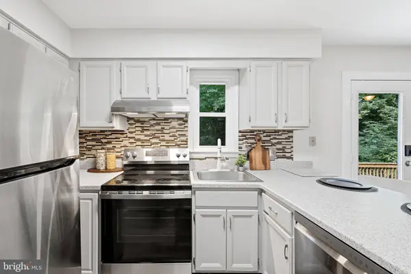 6015 CHESTNUT HOLLOW CT, Centreville, VA 20121