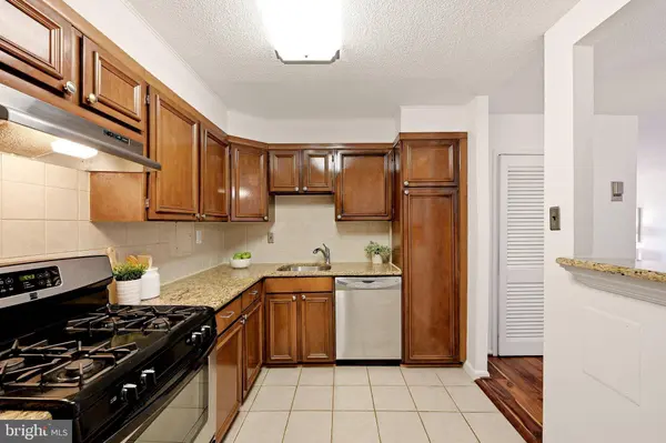 1300 ARMY NAVY DR #805, Arlington, VA 22202