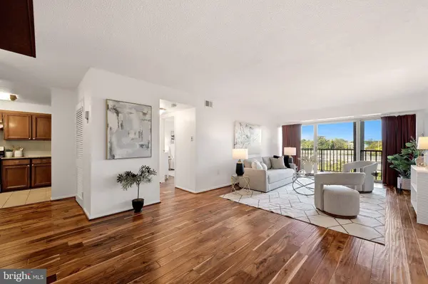 1300 ARMY NAVY DR #805, Arlington, VA 22202