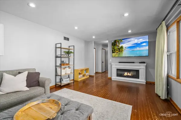 1060 Laurel DR, Aurora, IL 60506