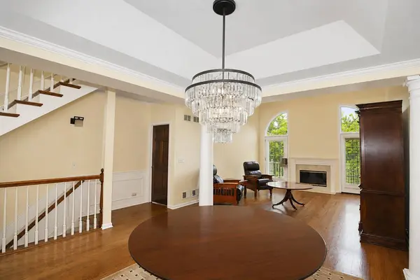 2S729 Parkview DR, Glen Ellyn, IL 60137