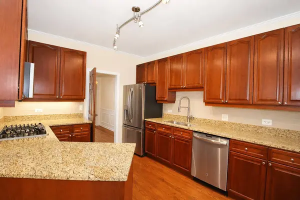 2S729 Parkview DR, Glen Ellyn, IL 60137