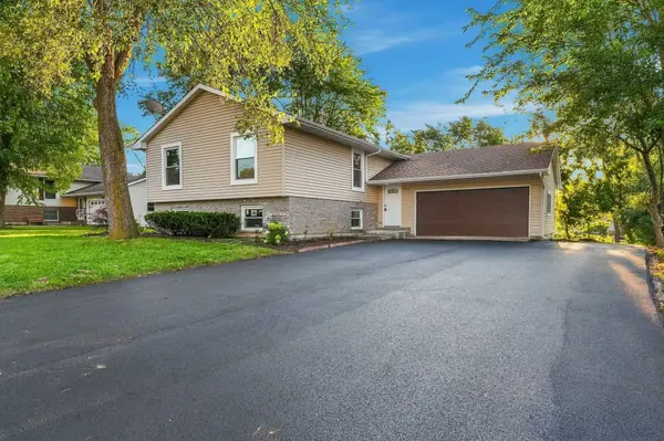 23540 N Echo Lake Rd, Lake Zurich, IL 60047-9027