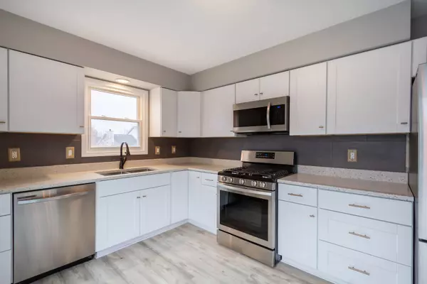 546 Independence AVE, South Elgin, IL 60177