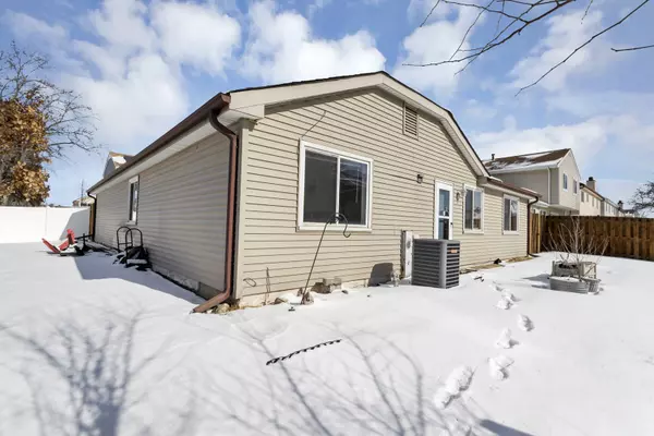 13 Arrowwood CT, Streamwood, IL 60107