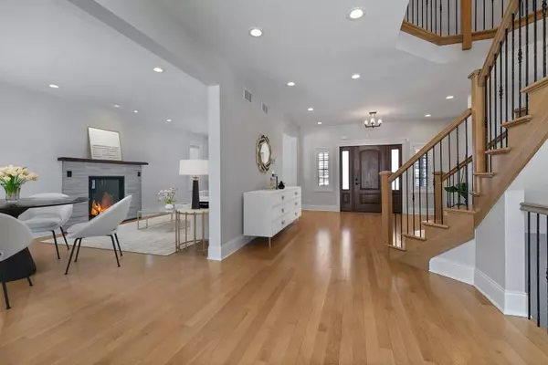 330 S Benton ST, Palatine, IL 60067