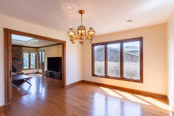 571 Mistic Harbour LN, Schaumburg, IL 60193