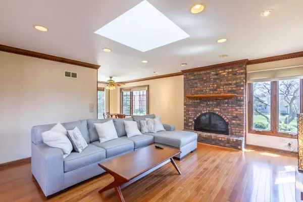 571 Mistic Harbour LN, Schaumburg, IL 60193