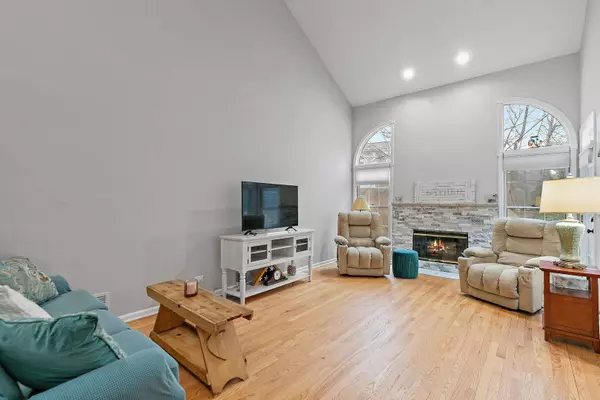 2S761 Parkview DR, Glen Ellyn, IL 60137