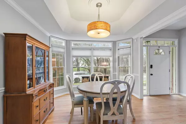 2S761 Parkview DR, Glen Ellyn, IL 60137