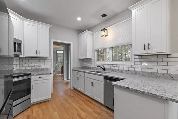 2S761 Parkview DR, Glen Ellyn, IL 60137