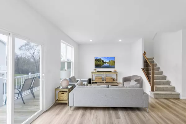 1061 Atterberg RD, South Elgin, IL 60177