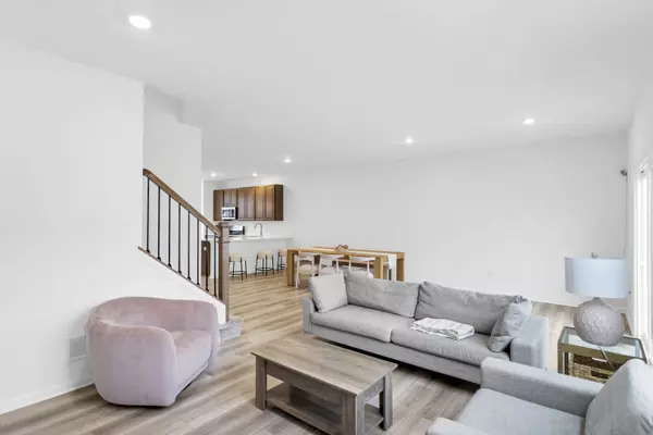 1061 Atterberg RD, South Elgin, IL 60177