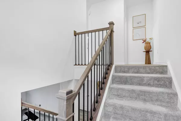 1061 Atterberg RD, South Elgin, IL 60177