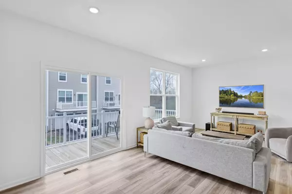 1061 Atterberg RD, South Elgin, IL 60177