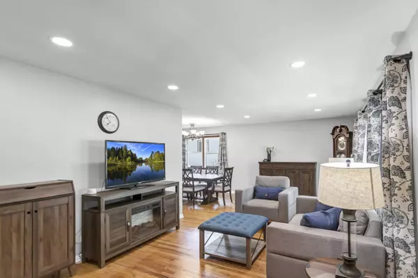 983 Lakewood DR, Bartlett, IL 60103