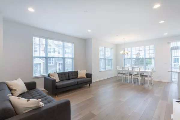 324 Timberleaf CIR, Roselle, IL 60172