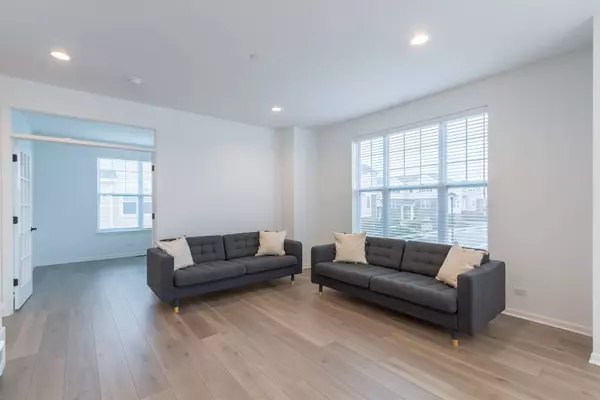 324 Timberleaf CIR, Roselle, IL 60172