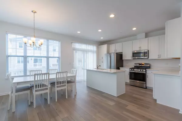 324 Timberleaf CIR, Roselle, IL 60172