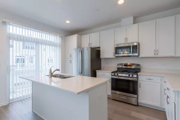 324 Timberleaf CIR, Roselle, IL 60172