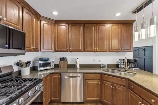 983 Lakewood DR, Bartlett, IL 60103