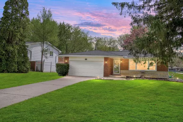 983 Lakewood DR, Bartlett, IL 60103