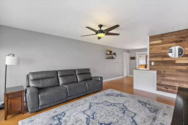 710 Olive ST, Hoffman Estates, IL 60169